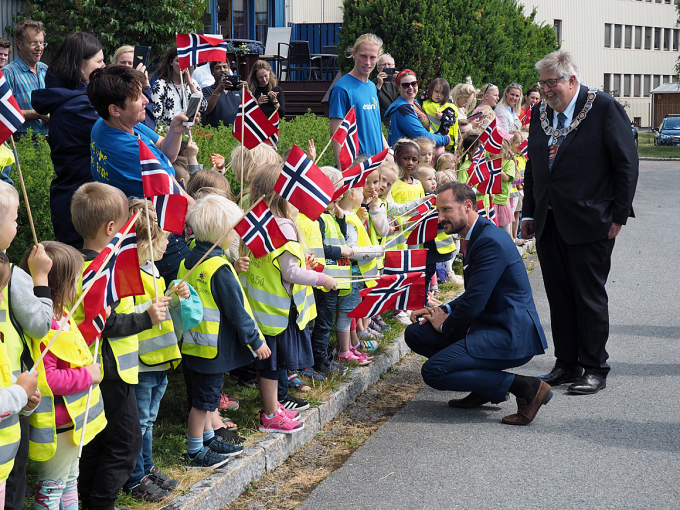 Kronprinsen hilser på barn fra Espira Kunnskapsbyen barnehage utenfor NORSAR. Foto: Liv Anette Luane, Det kongelige hoff